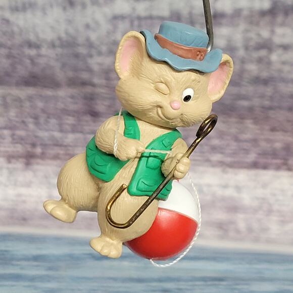 Vintage 1994 Hallmark (Merry Fishmas) keepsake Christmas ornament mouse - Picture 5 of 8
